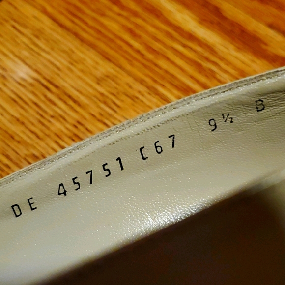 Ferragamo Black and Cream Shoes, Size 9 1/2 B - Picture 6 of 7